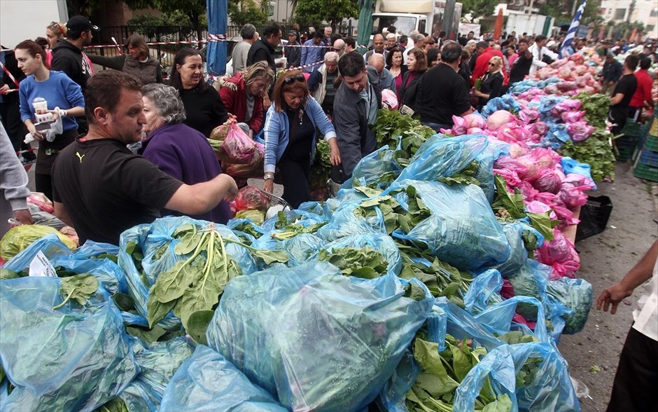 Δωρεάν διανομή αγροτικών προϊόντων . Παραγωγοί μοιράζουν δωρεάν αγροτικά προϊόντα, στο πλαίσιο των κινητοποιήσεών τους, στη λαϊκή αγορά του Περισσού, στην Αθήνα. Με δωρεάν διανομή των προϊόντων τους σε διάφορες περιοχές της Αθήνας, συνεχίζουν τις κινητοποιήσεις τους οι παραγωγοί λαϊκών αγορών, διαμαρτυρόμενοι για τις ρυθμίσεις που προωθεί η κυβέρνηση.
