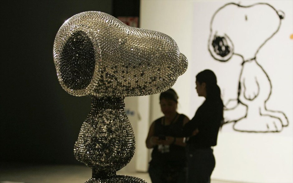 «Ο Snoopy επισκέπτεται τη Γκουανταλαχάρα». Επισκέπτες σε γκαλερί της Γκουανταλαχάρα στέκονται κοντά στο γλυπτό που δημιούργησε Μεξικανός καλλιτέχνης με τίτλο: «Ο Snoopy επισκέπτεται τη Γκουανταλαχάρα». Το έργο περιλαμβάνεται σε έκθεση με φιλανθρωπικό χαρακτήρα, η οποία θα διαρκέσει έως τις 17 Μαΐου.