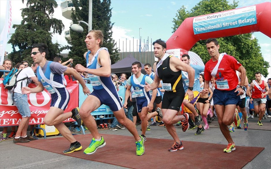 Thessaloniki Street Relays 2014. Στιγμιότυπο από τον πρώτο αγώνα σκυταλοδρομίας δρόμου 10 χλμ. «Thessaloniki Street Relays 2014» με εκκίνηση την πλατεία της ΧΑΝΘ στη Θεσσαλονίκη.