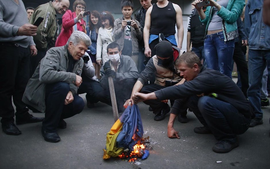 Αμείωτη η ένταση στην Ουκρανία . Φιλορώσοι διαδηλωτές έχουν βάλει φωτιά σε ουκρανική σημαία έξω από το κτήριο του περιφερειακού συμβουλίου στο Ντόνετσκ της ανατολικής Ουκρανίας. Τα βίαια επεισόδια στην Οδησσό τα οποία είχαν ως αποτέλεσμα τον θάνατο 40 και πλέον ανθρώπων αποτελούν μέρος «ρωσικού σχεδίου με στόχο την καταστροφή της Ουκρανίας» δήλωσε την Κυριακή ο πρωθυπουργός της χώρας Αρσένι Γιατσένιουκ.
