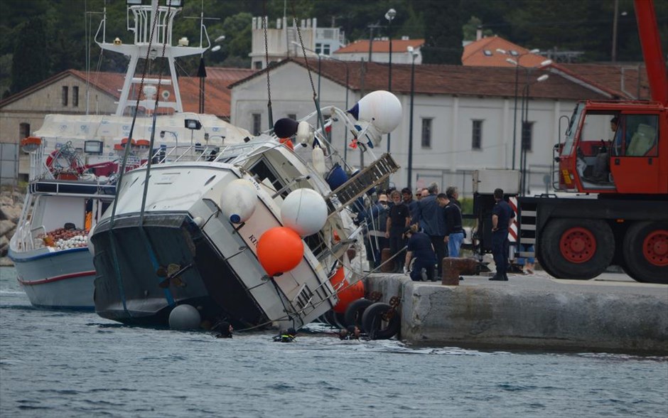 Τραγωδία με νεκρούς μετανάστες βορείως της Σάμου. Σκάφος στο οποίο επέβαιναν μετανάστες αναποδογύρισε τις πρώτες πρωινές ώρες, 4,5 ναυτικά μίλια ανοιχτά του Αγίου Κωνσταντίνου στη Σάμο.
Οι σωστικές δυνάμεις κατάφεραν να διασώσουν 39 μετανάστες, μεταξύ των οποίων και ένα μικρό κορίτσι, το οποίο μεταφέρθηκε στην Αθήνα. Άλλοι έξι νοσηλεύονται στο Νοσοκομείο Σάμου. Σύμφωνα με τα όσα ανέφεραν οι διασωθέντες, στο σκάφος επέβαιναν τουλάχιστον 60 με 65 άτομα.
Ήδη έχει γίνει η ρυμούλκηση και η ανέλκυση του δωδεκάμετρου γιοτ, στο λιμάνι Μαλαγαρίου της Σάμου, ενώ συνεχίζονται οι έρευνες για τον εντοπισμό των αγνοουμένων επιβατών .Μέχρι στιγμής, έχουν εντοπιστεί 22 σοροί,&nbsp;12 γυναικών, δύο ανδρών και τεσσάρων ανήλικων (τριών αγοριών και ενός κοριτσιού).