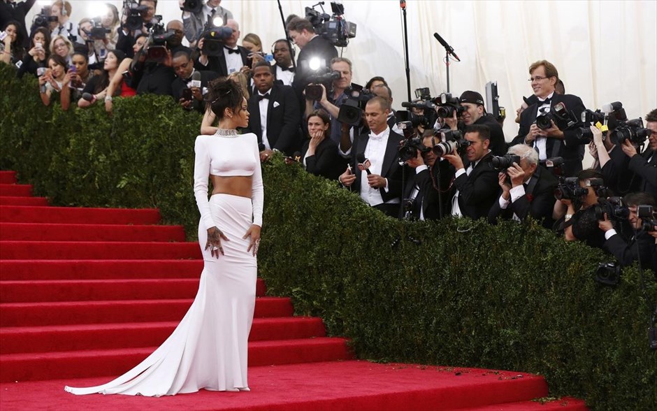 Λαμπερές παρουσίες στο Met Gala στη Νέα Υόρκη. Ριάννα.