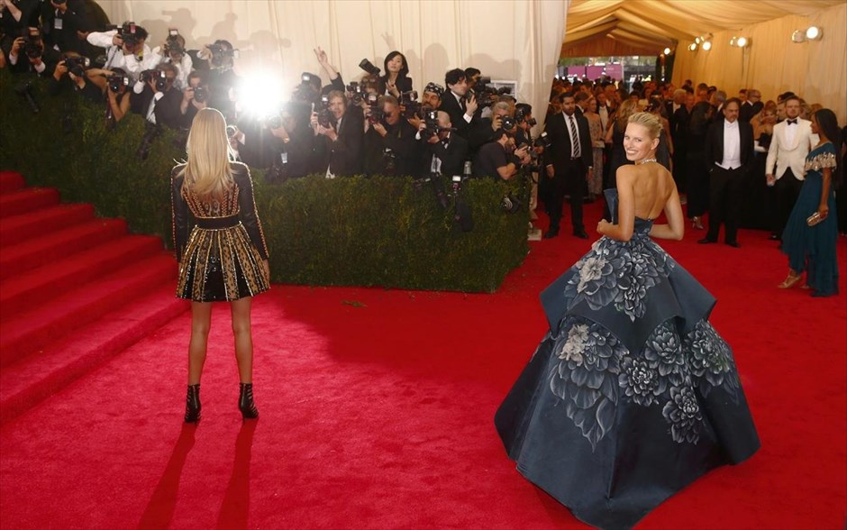 Λαμπερές παρουσίες στο Met Gala στη Νέα Υόρκη. Ρόζι Χάντινγκτον-Γουίτλει και Καρολίνα Κούρκοβα.