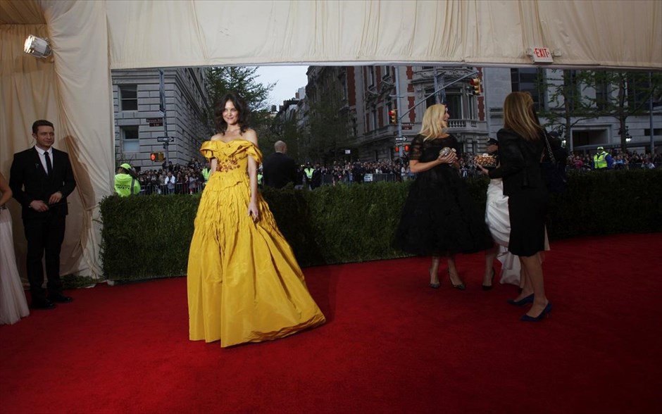 Λαμπερές παρουσίες στο Met Gala στη Νέα Υόρκη. Κέιτι Χόλμς.