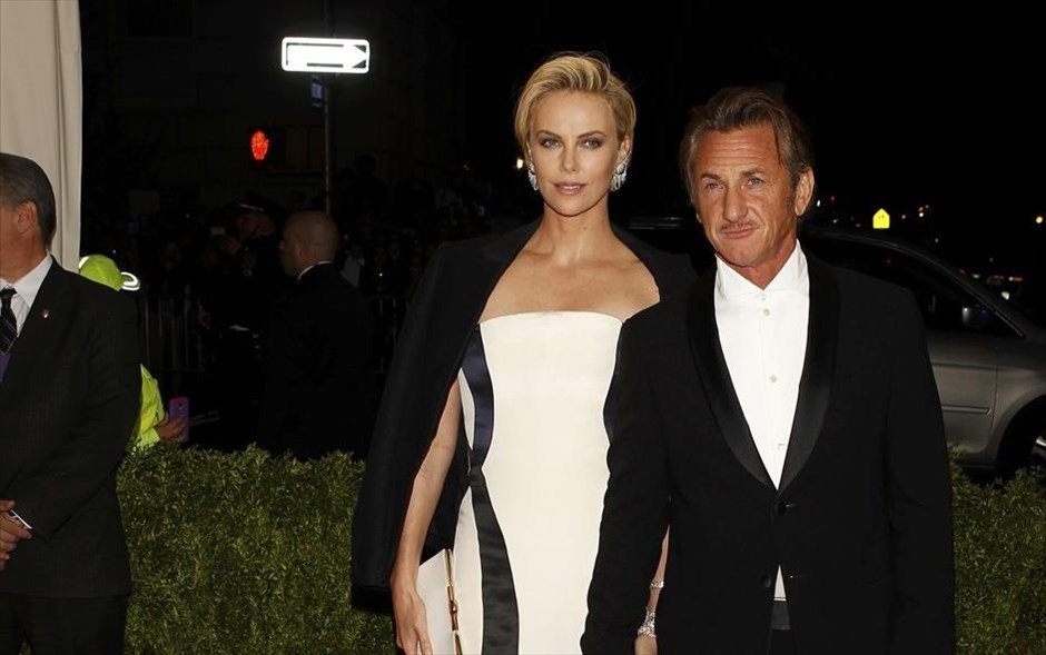 Λαμπερές παρουσίες στο Met Gala στη Νέα Υόρκη. Σαρλίζ Θερόν και Σον Πεν.