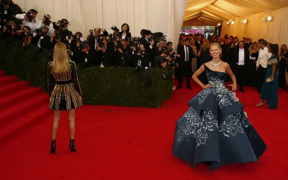 Λαμπερές παρουσίες στο Met Gala στη Νέα Υόρκη. Ρόζι Χάντινγκτον-Γουίτλει και Καρολίνα Κούρκοβα.