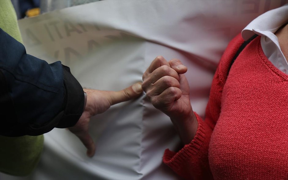 Συγκέντρωση διαμαρτυρίας κατά της διαθεσιμότητας. Στιγμιότυπο από την πανελλαδική συγκέντρωση διαμαρτυρίας κατά της διαθεσιμότητας που πραγματοποίησαν έξω από το υπουργείο Διοικητικής Μεταρρύθμισης καθηγητές, σχολικοί φύλακες, εργαζόμενοι στους οργανισμούς τοπικής αυτοδιοίκησης αλλά και καθαρίστριες. Οι εργαζόμενοι που συμμετείχαν κατευθύνθηκαν πρώτα προς τη Βουλή και κατόπιν προς το υπουργείο Οικονομικών.