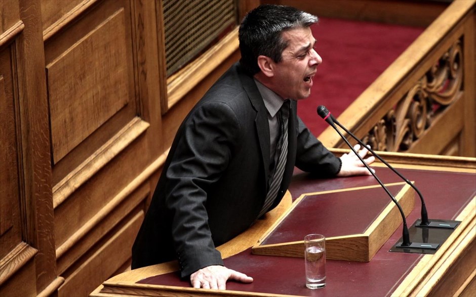 Βουλή: Ξέσπασε σε κλάματα ο Στάθης Μπούκουρας. Με κλάματα μίλησε ο προφυλακισμένος βουλευτής Στάθης Μπούκουρας στην Ολομέλεια της Βουλής κατά τη συζήτηση επί του αιτήματος για άρση της ασυλίας για οπλοκατοχή. «Δεν θα σας διαβάσω τίποτα από αυτά που έχω γράψει. Ένα ερώτημα θα απευθύνω. Είχα πει στην ανακρίτρια ότι κοιμήθηκα φούρναρης και ξύπνησα βουλευτής και είμαι πολύ περήφανος. Είμαι λαϊκό παιδί που εργάζομαι από 15 χρονών. Ο πατέρας μου έπαθε καρκίνο και αναγκάστηκα να αναλάβω την οικογένειά μου. Είμαι παντρεμένος με την ίδια γυναίκα από το 1988. Είμαι περήφανος για το γιό μου, που είναι 18 χρονών, για τα παιδιά μου. Τα βλέπω μία ώρα την εβδομάδα και με ρωτάνε "γιατί είσαι στη φυλακή" και δεν ξέρω τι να τους πω. Δεν έχω να τους πω τίποτα. Κάθομαι και τα κοιτάω», είπε ο κ. Μπούκουρας μέσα σε αναφιλητά.