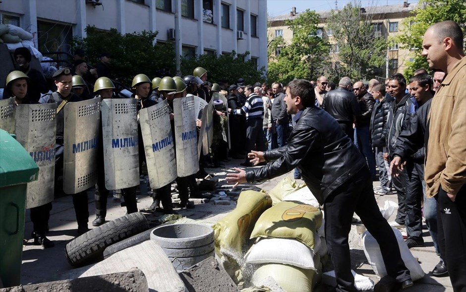 Νέες συγκρούσεις στην ανατολική Ουκρανία . Φιλορώσος υποστηρικτής μιλά σε Ουκρανούς αστυνομικούς στη Μαριούπολη. Δημοσιεύματα ανέφεραν νωρίτερα, ότι κυβερνητικές δυνάμεις ανακατέλαβαν το δημαρχείο της Μαριούπολης από φιλορώσους αποσχιστές, στον έλεγχο των οποίων είχε περάσει εδώ και εβδομάδες. Ωστόσο, η ουκρανική σημαία, που υψώθηκε από την αστυνομία, κατέβηκε και αντικαταστάθηκε από τη σημαία των αποσχιστών του Ντόνετσκ μετά από τρεις ώρες.