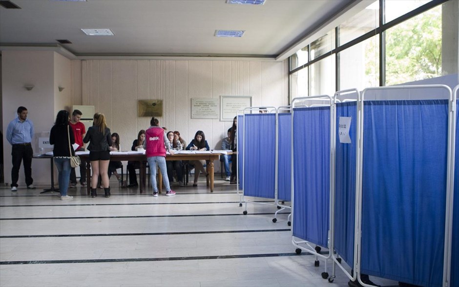 Στις κάλπες οι φοιτητές σε ΑΕΙ και ΤΕΙ . Σε ήρεμο κλίμα και με αντιπάλους την αποχή που αναμένεται να φτάσει και φέτος σε υψηλά επίπεδα, αλλά και την αδυναμία των παρατάξεων να εκδώσουν για ακόμη μια φορά κοινά αποτελέσματα, ψηφίζουν φέτος οι φοιτητές στα πανεπιστήμια και τα ΤΕΙ της χώρας για την ανάδειξη των εκπροσώπων τους. Τα πρώτα συμπεράσματα για τη συμμετοχή αναμένονται το απόγευμα, ενώ τα πρώτα αποτελέσματα θα ανακοινωθούν αργά το βράδυ.