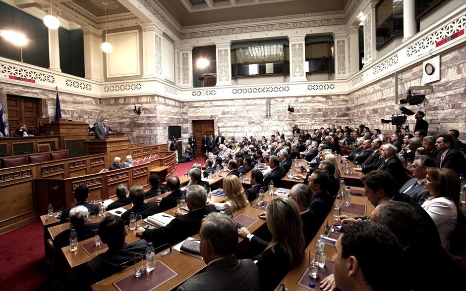 Συνεδρίαση της Κοινοβουλευτικής Ομάδας της Νέας Δημοκρατίας . Στα επιτεύγματα της χώρας κατά την τελευταία διετία αναφέρθηκε ο πρωθυπουργός μιλώντας στην Κ.Ο. της Ν.Δ. και έστρεψε τα πυρά του σε όσους τα αμφισβητούν, χαρακτηρίζοντάς τους νοσταλγούς του χθες και εκπροσώπους της μιζέριας. Ο κ. Σαμάρας εμφανίστηκε βέβαιος ότι «σύντομα, σε λίγα χρόνια θα βρεθούμε και πάλι στο ίδιο βιοτικό επίπεδο που είχαμε πριν την κρίση» αλλά σε πιο στέρεες βάσεις.
