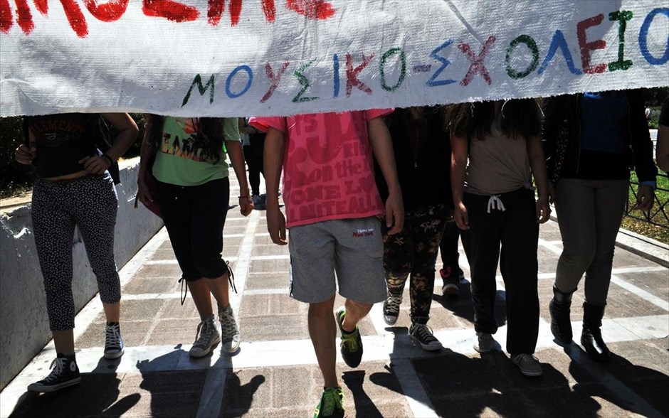 Διαμαρτυρία μαθητών μουσικών σχολείων . Στιγμιότυπο από τη συγκέντρωση διαμαρτυρίας που πραγματοποίησαν την Πέμπτη μαθητές μουσικών σχολείων έξω από το υπουργείο Εσωτερικών. Κύριο αίτημα των κινητοποιήσεών τους, η κάλυψη όλων των αναγκών για δωρεάν μεταφορά των μαθητών στα σχολεία.
