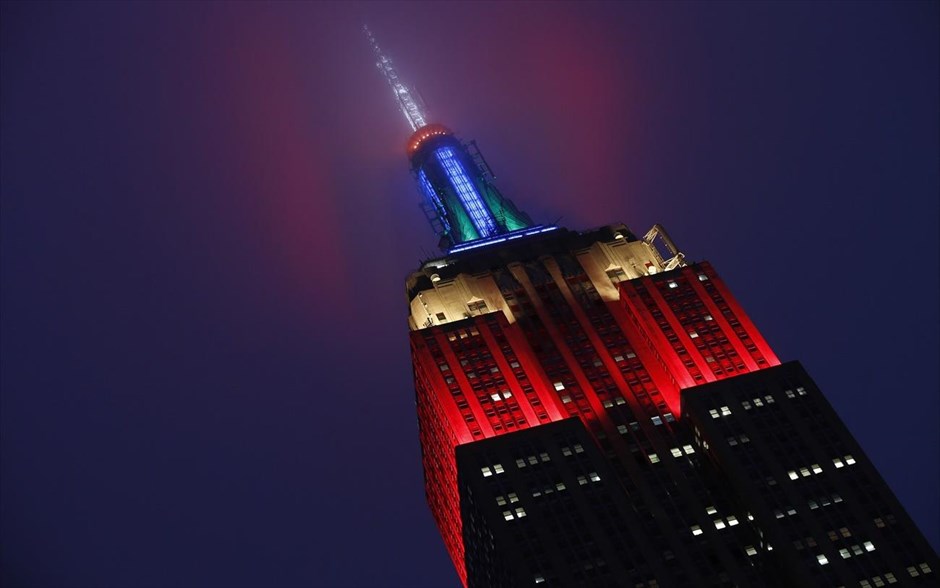 To Empire State Building γιορτάζει την 40ή επέτειο του κύβου του Ρούμπικ. To Empire State Building φωτίζεται με τα χρώματα του κύβου του Ρούμπικ, σηματοδοτώντας την επέτειο των 40 χρόνων του δημοφιλούς παιχνιδιού, στη Νέα Υόρκη.