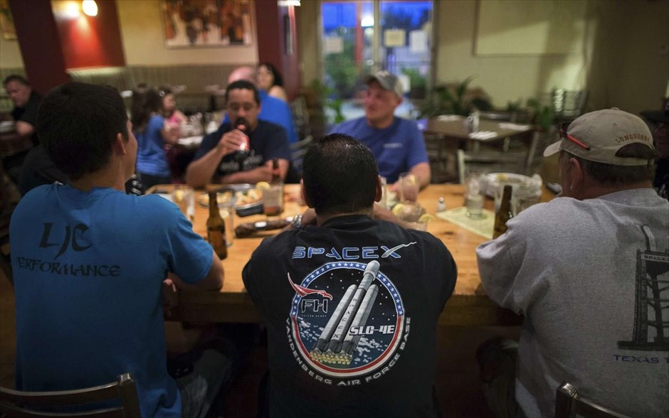 Spaceport America - Η πρώτη εμπορική διαστημική βάση. Εργαζόμενοι της Space X, γευματίζουν στο εστιατόριο BellaLuca στην πόλη Truth or Consequences.