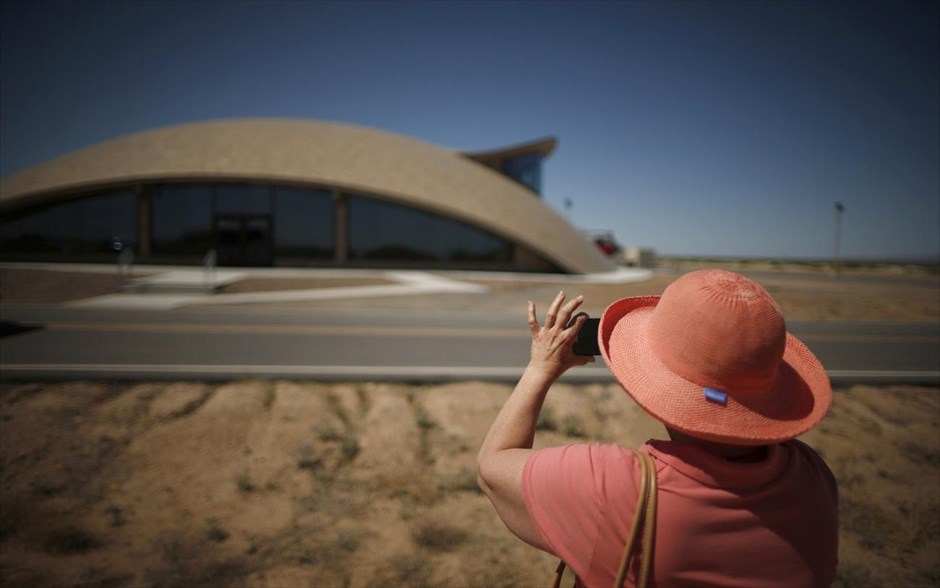 Spaceport America - Η πρώτη εμπορική διαστημική βάση. Τουρίστας φωτογραφίζει το κέντρο επιχειρήσεων της διαστημικής βάσης Spaceport America, κοντά στην πόλη Truth or Consequences στο Νέο Μεξικό.
