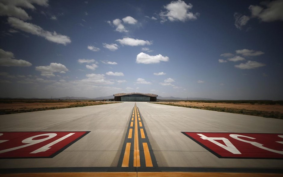 Spaceport America - Η πρώτη εμπορική διαστημική βάση. Το κτίριο της Πύλης του Διαστήματος φαίνεται από την άκρη του κύριου αεροδιαδρόμου της διαστημικής βάσης Spaceport America της Virgin Galactic.
