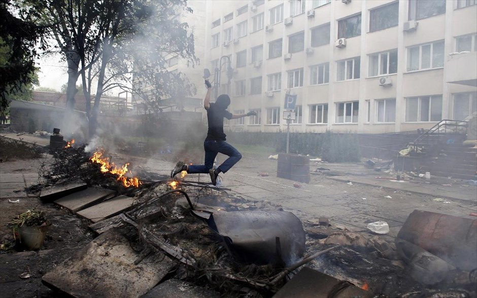 Ουκρανία: Συγκρούσεις στο κέντρο της Μαριούπολης. Ουκρανικές δυνάμεις συγκρούστηκαν με φιλορώσους αποσχιστές ενόπλους στη Μαριούπολη της νοτιοανατολικής Ουκρανίας για τον έλεγχο του τοπικού αρχηγείου της αστυνομίας και κτηρίου του υπουργείου Εσωτερικών, τα οποία έχουν καταληφθεί από τους τελευταίους.