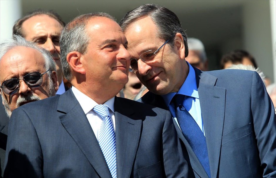 Κοινή εμφάνιση Σαμαρά – Καραμανλή στο μνημόσυνο του ιδρυτή της ΝΔ. O πρωθυπουργός και πρόεδρος της ΝΔ Αντώνης Σαμαράς (Δ) και ο πρώην πρωθυπουργός και πρόεδρος του κόμματος Κώστας Καραμανλής (Α) συνομιλούν στο μνημόσυνο του Κωνσταντίνου Καραμανλή. Πραγματοποιήθηκε σήμερα το ετήσιο μνημόσυνο του ιδρυτή της Νέας Δημοκρατίας Κωνσταντίνου Καραμανλή, στη Φιλοθέη, όπου στεγάζεται το Ίδρυμα Καραμανλή και βρίσκεται και ο τάφος του.