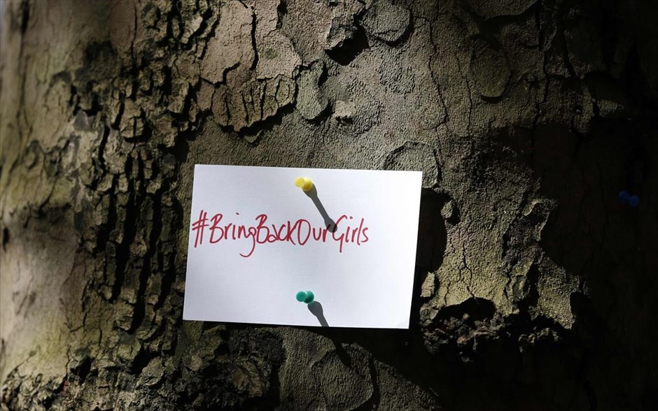 #‎BringBackOurGirls‬. Σημείωμα σε δέντρο του Λονδίνου φέρει το γνωστό hashtag #‎BringBackOurGirls‬. Το μήνυμα αναφέρεται στην απαγωγή 270 περίπου κοριτσιών μέσα από το σχολείο όπου φοιτούσαν, στη Νιγηρία. Η αρπαγή έγινε από την οργάνωση Μπόκο Χαράμ. Το γεγονός έχει ξεσηκώσει παγκόσμια διαμαρτυρία μέσω των social media, με στόχο την κινητοποίηση των αρχών.