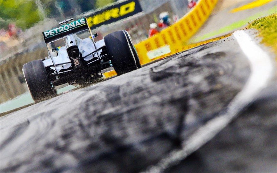 Τέταρτη pole position για τον Χάμιλτον. Την τέταρτη pole position στο εφετινό παγκόσμιο πρωτάθλημα της Φόρμουλα Ένα, κατέκτησε ο Λιούις Χάμιλτον, ο οποίος θα εκκινήσει από την πρώτη θέση στο αυριανό γκραν πρι, πέμπτο της σεζόν, της Ισπανίας.
Ο Βρετανός πιλότος της Μερσέντες, είχε τον καλύτερο χρόνο στα σημερινά επίσημα δοκιμαστικά και αποδείχθηκε ταχύτερος από τον ομόσταυλό του Γερμανό, Νίκο Ρόσμπεργκ, ο οποίος θα βρίσκεται δίπλα του, στην πρώτη σειρά, ενώ τρίτος θα είναι ο Αυστραλός, Ντανιέλ Ρικιάρντο (Ρεντ Μπουλ).