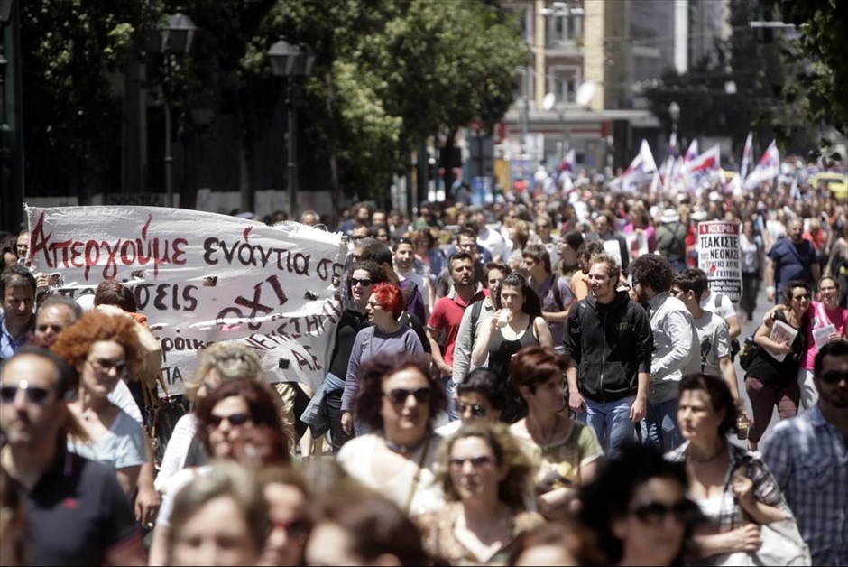 Κοινή πορεία διοικητικών ΑΕΙ και εργαζομένων στα δημόσια νοσοκομεία. Τις φωνές τους με τις καθαρίστριες του υπουργείου Οικονομικών ένωσαν οι εργαζόμενοι στα δημόσια νοσοκομεία και οι διοικητικοί υπάλληλοι του Πανεπιστημίου Αθηνών, οι οποίοι πραγματοποιήσαν κοινή πορεία στο κέντρο της Αθήνας. Οι διαδηλωτές ενώθηκαν στην πλατεία Κλαυθμώνος και από εκεί έφθασαν στο υπουργείο Διοικητικής Μεταρρύθμισης. Στη συνέχεια πήγαν στο ΥΠΟΙΚ σε ένδειξη συμπαράστασης στις καθαρίστριες που πραγματοποιούν καθιστική διαμαρτυρία.