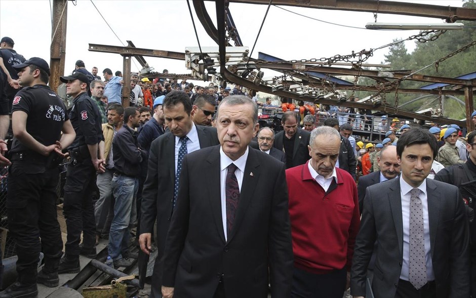 Τουρκία - κατάρρευση ορυχείου - Ερντογάν. Ο Τούρκος πρωθυπουργός Ταγίπ Ερντογάν βρέθηκε την Τετάρτη στο σημείο της τραγωδίας.