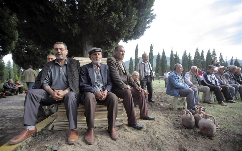Τουρκία - κατάρρευση ορυχείου. Κόσμος περιμένει την έναρξη της κηδείας ενός ανθρακωρύχου.