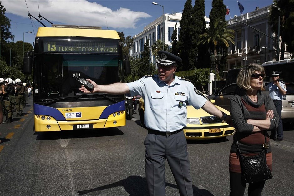 Συγκέντρωση διαμαρτυρίας σχολικών φυλάκων. Σε κλίμα έντασης πραγματοποιήθηκε έξω από το υπουργείο Διοικητικής Μεταρρύθμισης συγκέντρωση σχολικών φυλάκων. Οι διαδηλωτές επιχείρησαν να κλείσουν τη Βασ. Σοφίας, ωστόσο οι αστυνομικές δυνάμεις τους απώθησαν.&nbsp;Οι σχολικοί φύλακες που έχουν τεθεί σε διαθεσιμότητα, ζητούν συνάντηση με τον υπουργό Διοικητικής Μεταρρύθμισης Κυριάκο Μητσοτάκη, καθώς δεν έχουν ενημέρωση για το εργασιακό τους μέλλον στο πλαίσιο της κινητικότητας.&nbsp;