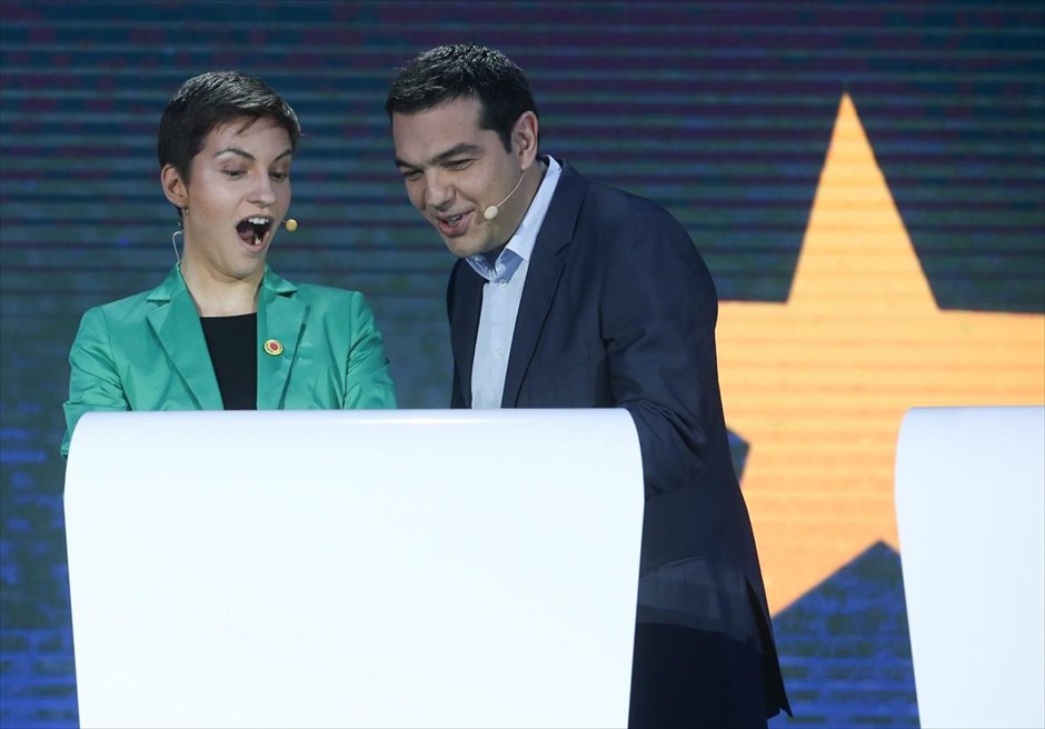 Ντιμπέιτ υποψηφίων για την προεδρία της Κομισιόν. Η υποψήφια του Κόμματος των Πρασίνων, Σκα Κέλλερ, και ο πρόεδρος του ΣΥΡΙΖΑ και υποψήφιος του Κόμματος της Ευρωπαϊκής Αριστεράς, Αλέξης Τσίπρας, σε στιγμιότυπο λίγο πριν την έναρξη του ντιμπέιτ των υποψηφίων για την προεδρία της Κομισιόν, το οποίο πραγματοποιήθηκε την Πέμπτη στο Ευρωκοινοβούλιο.