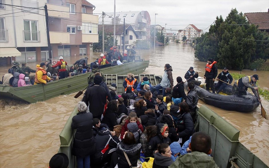 Βοσνία: Τουλάχιστον 20 οι νεκροί από τις καταστροφικές πλημμύρες. Σέρβοι στρατιώτες βοηθούν ανθρώπους να μπουν σε οχήματα στην πόλη Ομπρένοβατς.
