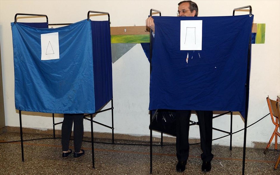 Στο εκλογικό κέντρο ο Αντώνης Σαμαράς. Ο πρωθυπουργός Αντώνης Σαμαράς ετοιμάζεται να ψηφίσει πίσω από το παραβάν στο 394 εκλογικό τμήμα στο 2ο δημοτικό σχολείο Πύλου. Στις 7 το πρωί άνοιξαν οι κάλπες για τις Δημοτικές και Περιφερειακές εκλογές της χώρας οι οποίες θα παραμείνουν ανοιχτές μέχρι τις 7 το απόγευμα, με τη συμμετοχή 1.441 δημοτικών και 105 περιφερειακών συνδυασμών.