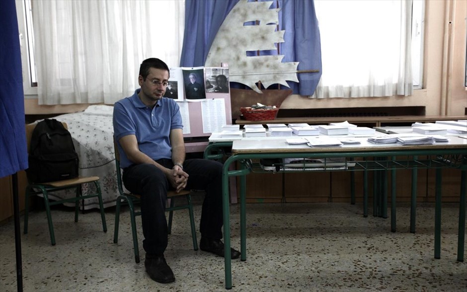 Αυτοδιοικητικές εκλογές. Στιγμιότυπο από εκλογικό κέντρο στην Αθήνα.