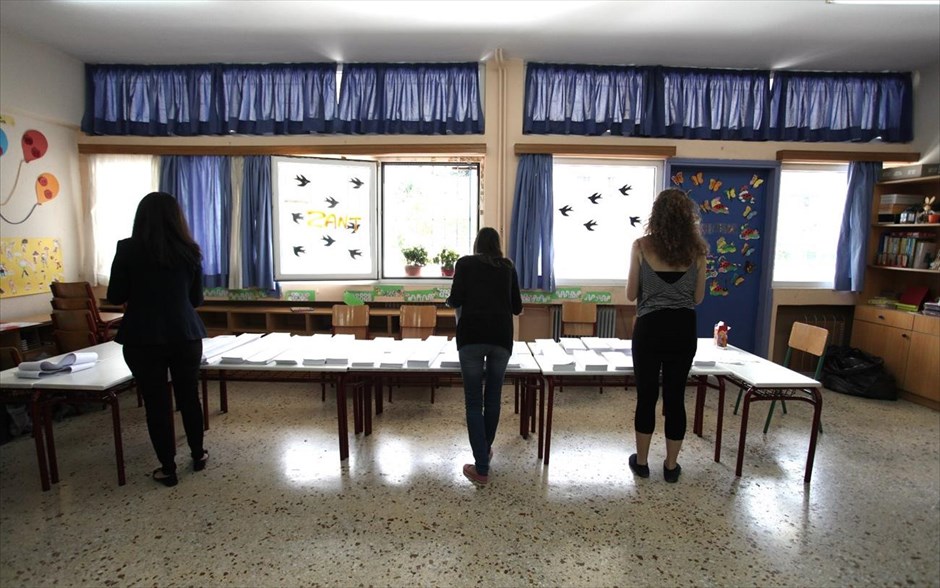 Αυτοδιοικητικές εκλογές. Στιγμιότυπο από εκλογικό κέντρο στην Αθήνα.