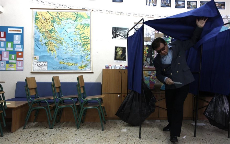 Αυτοδιοικητικές εκλογές. Στιγμιότυπο από εκλογικό κέντρο στην Αθήνα.
