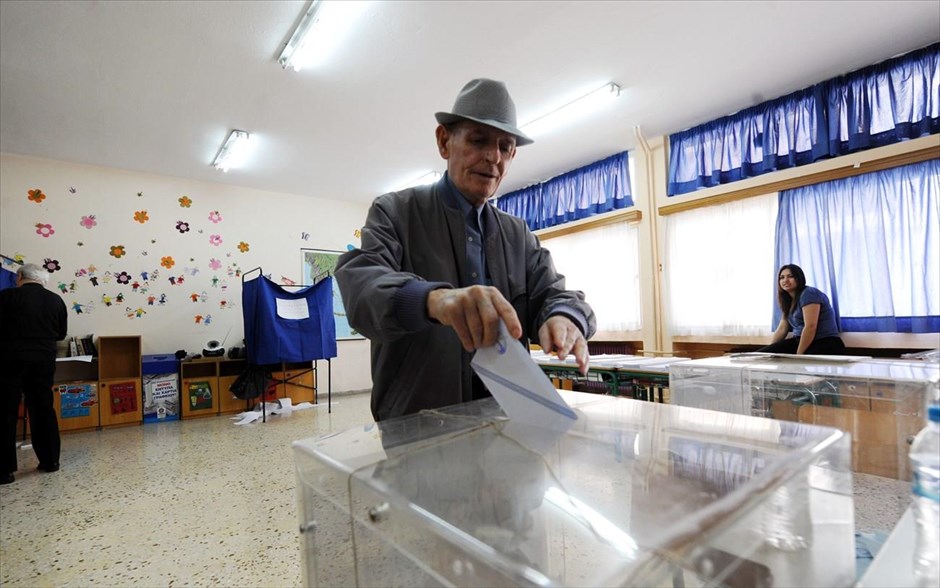 Αυτοδιοικητικές εκλογές - Περιφερειακές εκλογές - Εκλογικό κέντρο. Στιγμιότυπο από τον πρώτο γύρο των αυτοδιοικητικών εκλογών στην Αθήνα.