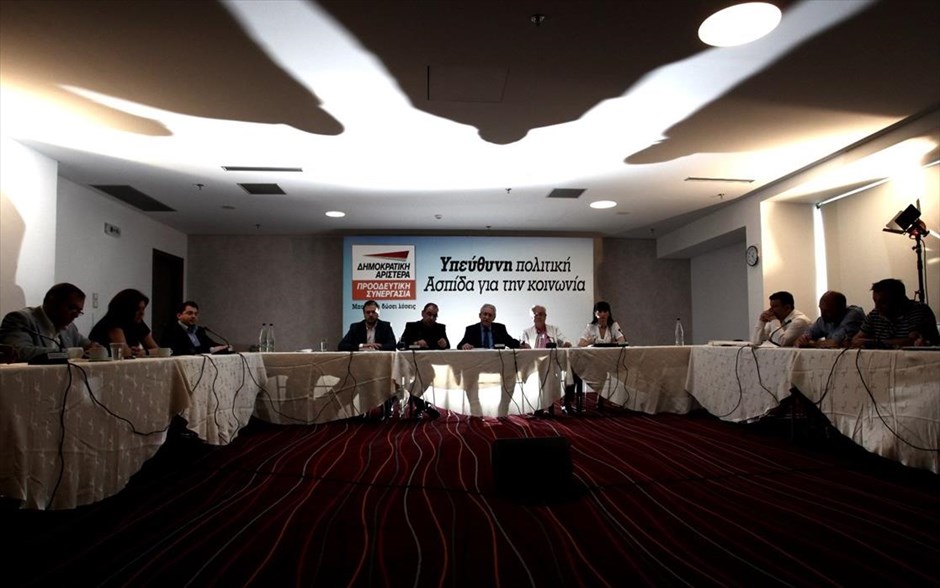 Διακαναλική συνέντευξη του προέδρου της ΔΗΜΑΡ, Φ. Κουβέλη. Να ψηφίσουν ΔΗΜΑΡ και ταυτόχρονα να «γυρίσουν την πλάτη» στην προσπάθεια πόλωσης που επιχειρούν ΝΔ, ΠΑΣΟΚ και ΣΥΡΙΖΑ, κάλεσε τους πολίτες ο Φώτης Κουβέλης σε διακαναλική του συνέντευξη. Παράλληλα ο κ. Κουβέλης εμφανίστηκε αισιόδοξος για την πορεία του κόμματος, υποστηρίζοντας ότι «η ΔΗΜΑΡ θα διαψεύσει τις Κασσάνδρες στις ευρωεκλογές». Απέρριψε ενδεχόμενη πρόσκληση να ξαναμπεί η ΔΗΜΑΡ στη κυβέρνηση, γιατί, όπως ανέφερε, ασκείται βαθιά συντηρητική πολιτική, όπως απέρριψε επίσης και τη συνεργασία με τον ΣΥΡΙΖΑ, καθώς, όπως επισήμανε, υπάρχουν μεγάλες διαφορές και αντιθέσεις, με την υποσχεσιολογία και τις ανεδαφικές θέσεις που εκφράζει.