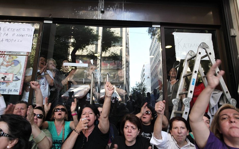 Συμβολική κατάληψη του ΥΠΟΙΚ από τις απολυμένες καθαρίστριες. 