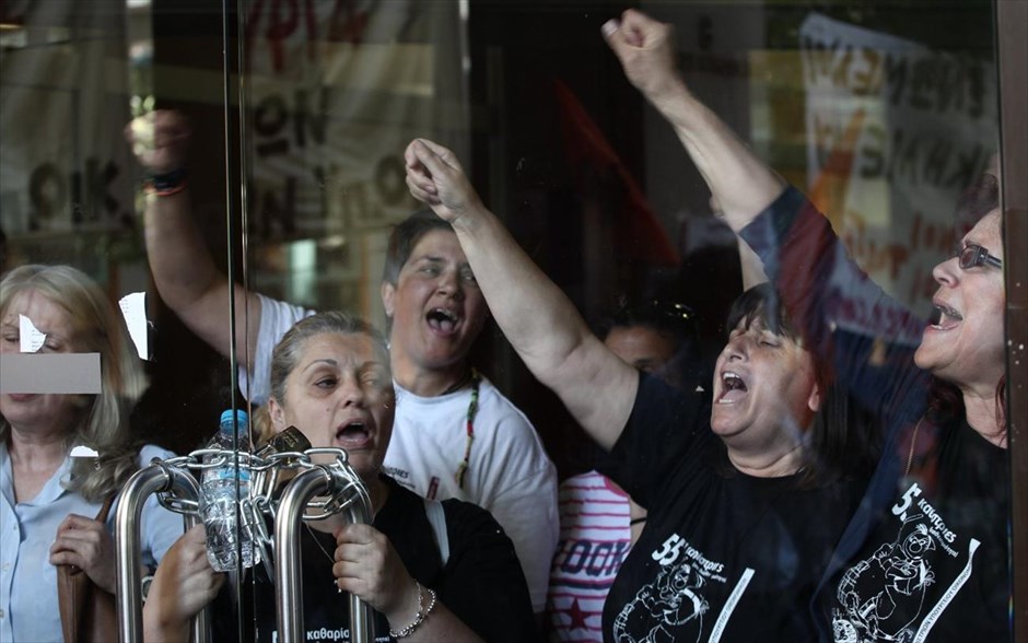 Συμβολική κατάληψη του ΥΠΟΙΚ από τις απολυμένες καθαρίστριες. 