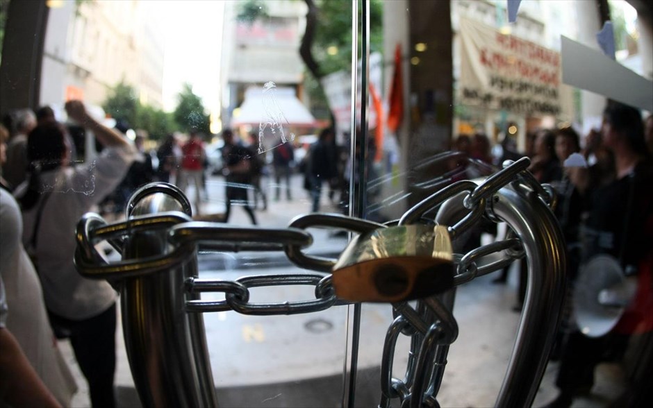 Συμβολική κατάληψη του ΥΠΟΙΚ από τις απολυμένες καθαρίστριες. 