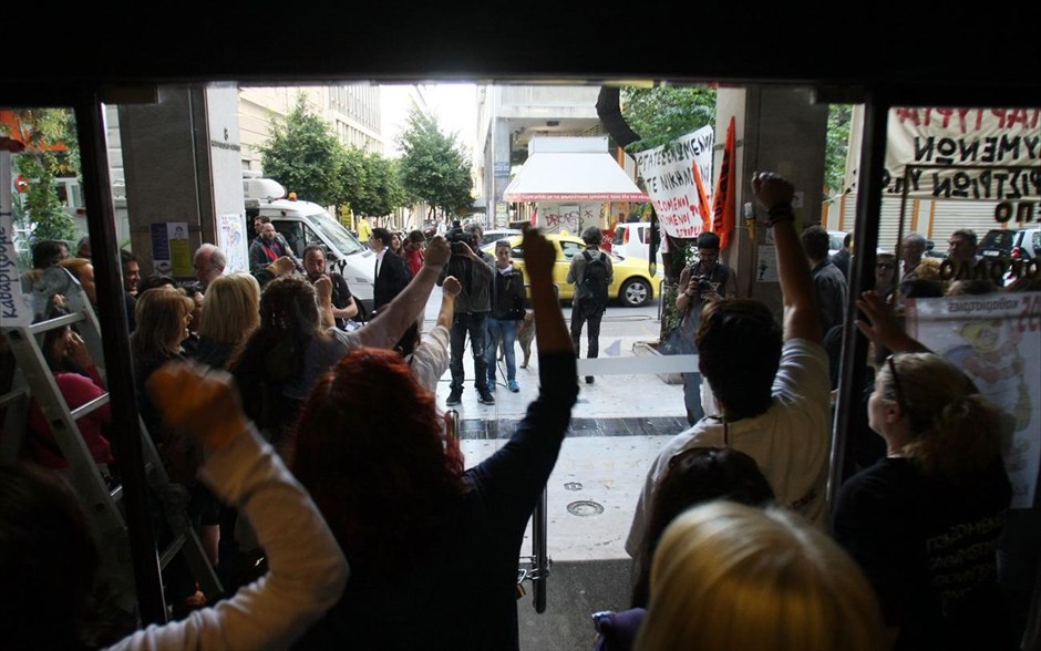 Συμβολική κατάληψη του ΥΠΟΙΚ από τις απολυμένες καθαρίστριες. 