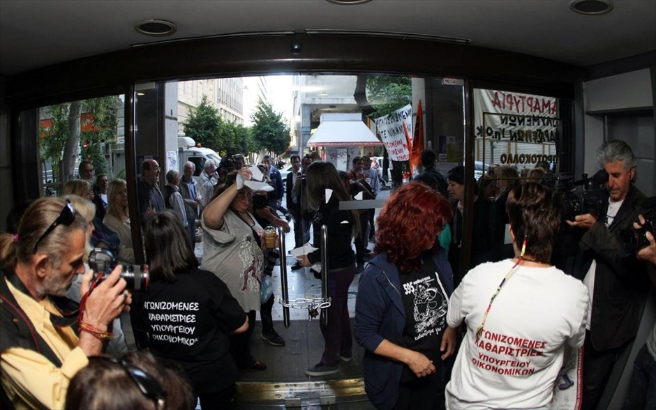 Συμβολική κατάληψη του ΥΠΟΙΚ από τις απολυμένες καθαρίστριες. 