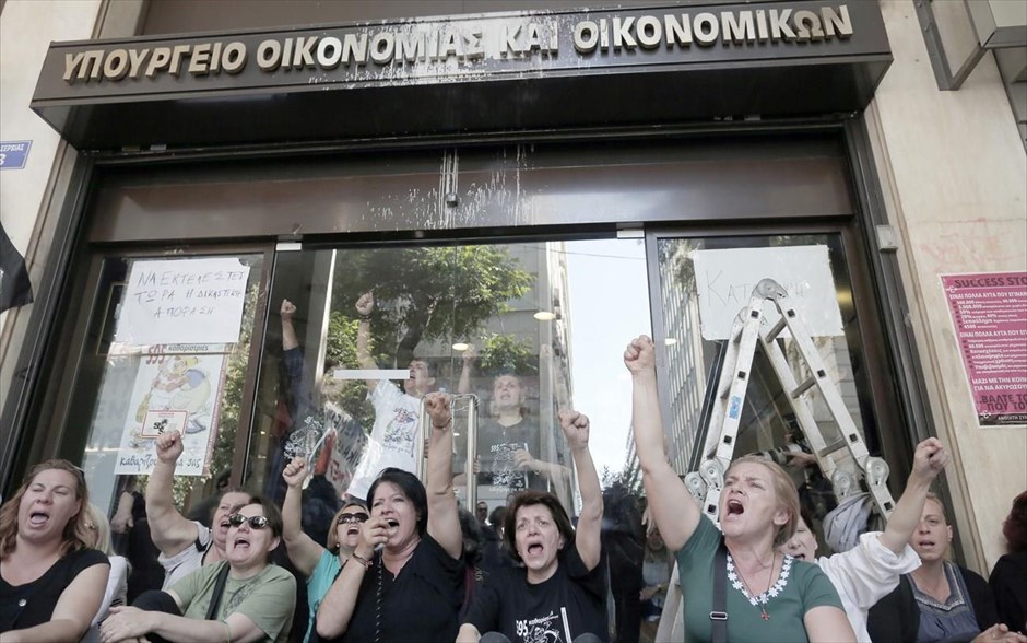 Συμβολική κατάληψη του ΥΠΟΙΚ από τις απολυμένες καθαρίστριες. 