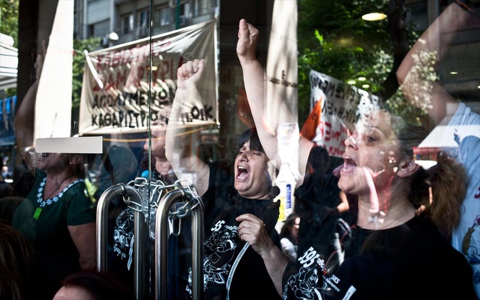 Συμβολική κατάληψη του ΥΠΟΙΚ από τις απολυμένες καθαρίστριες. 
