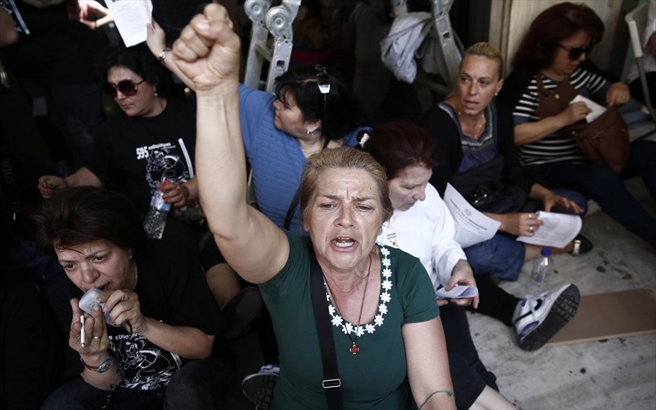 Συμβολική κατάληψη του ΥΠΟΙΚ από τις απολυμένες καθαρίστριες. 