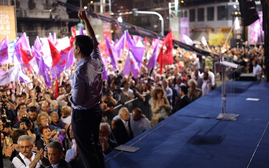 Α. Τσίπρας: Ο ΣΥΡΙΖΑ θέλει να ενώσει όλους τους Έλληνες . Δημοψήφισμα χαρακτήρισε εκ νέου τις ευρωεκλογές της Κυριακής ο πρόεδρος του ΣΥΡΙΖΑ και υποψήφιος για την προεδρία της Κομισιόν Αλέξης Τσίπρας κατά την κεντρική προεκλογική ομιλία του στην Ομόνοια. Ο κ. Τσίπρας εξαπέλυσε σφοδρή επίθεση κατά της κυβέρνησης και κάλεσε τους πολίτες ανεξάρτητα από το τι ψήφιζαν μέχρι χθες να εμπιστευθούν τον ΣΥΡΙΖΑ. Ο κ. Τσίπρας τόνισε ότι ο ΣΥΡΙΖΑ θέλει να ενώσει όλους τους Έλληνες και εμφανίσθηκε βέβαιος ότι την Κυριακή θα γραφτεί ιστορία.