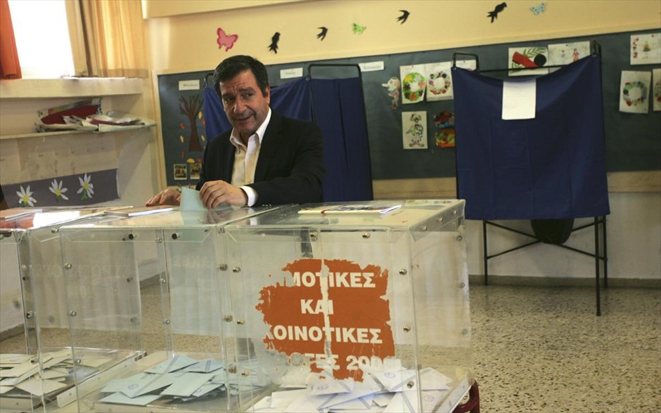 Γιώργος Καμίνης . Οι Αθηναίοι και οι Αθηναίες με την ψήφο τους κρίνουν το μέλλον της πρωτεύουσας της χώρας, δήλωσε δήλωσε μετά την άσκηση του εκλογικού του δικαιώματος ο υποψήφιος δήμαρχος Γιώργος Καμίνης. Ο κ. Καμίνης ψήφισε λίγο πριν τις 10 το πρωί, συνοδευόμενος από την οικογένειά του.