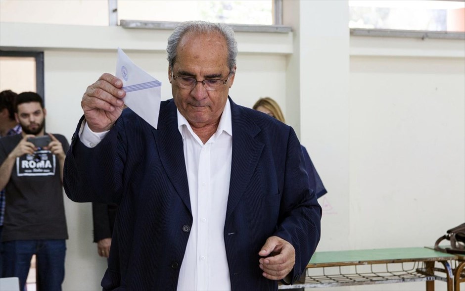 Βασίλης Μιχαλολιάκος. Στιγμή «απόλυτης δημοκρατίας», χαρακτήρισε τις εκλογές ο δήμαρχος Πειραιά και εκ νέου υποψήφιος, Βασίλης Μιχαλολιάκος, μετά την άσκηση του εκλογικού του δικαιώματος. Όπως είπε, είναι η στιγμή που ο πολίτης, παίρνει στα χέρια του την τύχη της πόλης του.