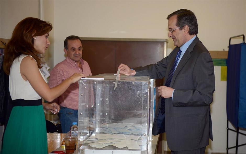 Αντώνης Σαμαράς - Εκλογές. «Σήμερα είναι μέρα δημοκρατίας, ημέρα ενότητας για να κρατήσουμε την πατρίδα όρθια να πάμε την Ελλάδα μπροστά», δήλωσε ο πρωθυπουργός Αντώνης Σαμαράς από την Πύλο όπου άσκησε το εκλογικό του δικαίωμα.