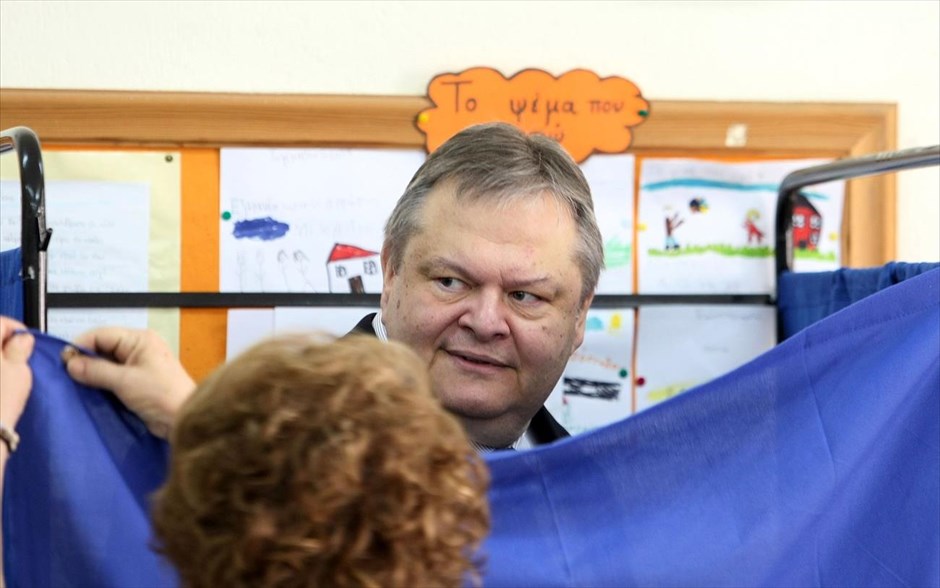 Ευάγγελος Βενιζέλος. Σήμερα όλοι περιμένουμε με σεβασμό τον ελληνικό λαό λαό να αποτυπώσει δημοκρατικά τη βούλησή του για το μέλλον, την προοπτική του τόπου, την ενότητα, την ασφάλεια της χώρας μας, τόνισε ο πρόεδρος του ΠΑΣΟΚ, Ευάγγελος Βενιζέλος, μετά την άσκηση του εκλογικού δικαιώματος.