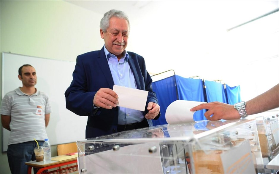 Φώτης Κουβέλης . Τη βεβαιότητα πως οι πολίτες θα ψηφίσουν με υπευθυνότητα, εξέφρασε ο πρόεδρος της Δημοκρατικής Αριστεράς, Φώτης Κουβέλης, από το Γκύζη όπου άσκησε το εκλογικό του δικαίωμα.